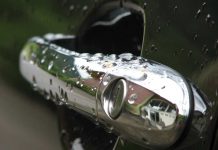 Trucco della moneta nella portiera dell'auto