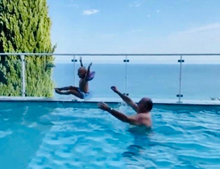 Gerry Scotti e la foto in piscina con la nipotina