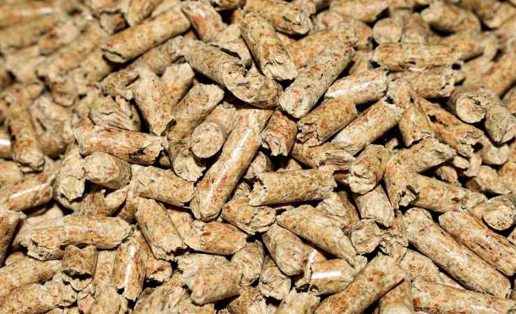 Il termocamino viene alimentato a pellet o a legna