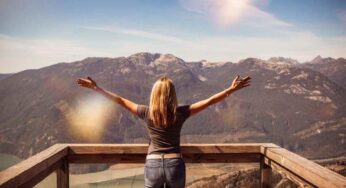Addio braccia effetto bandierina! Ecco 3 semplicissimi esercizi da fare a casa per rassodare le braccia 