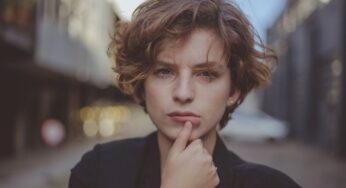 Chi l’ha detto che i capelli corti sono poco femminili? Basta usare gli accessori giusti per valorizzarsi
