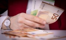 mano di donna conta banconote in euro
