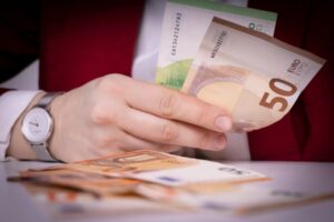 mano di donna conta banconote in euro