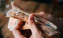 Persona che conta banconote da 50 euro