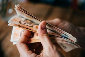 Persona che conta banconote da 50 euro