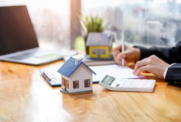 Miniauira casa e persona che firma un contratto di acquisto 