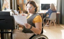 Disbaile che legge un documento sulle agevolazioni