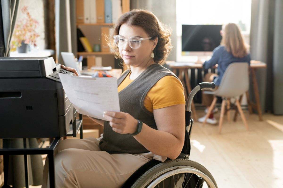 Disbaile che legge un documento sulle agevolazioni