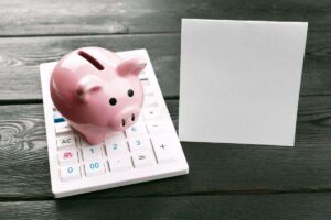 Salvadanaio, calcolatrice e block notes