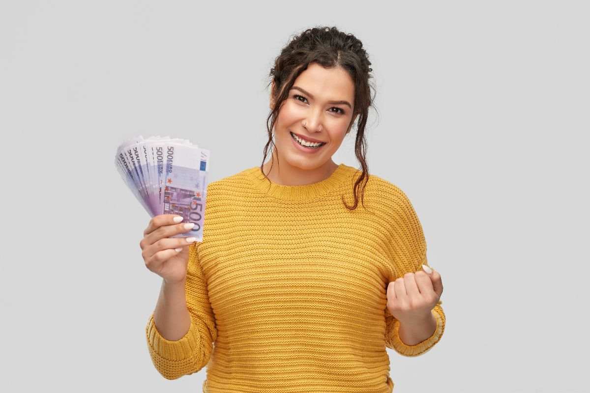 Persona felice con banconote in mano da 500 euro
