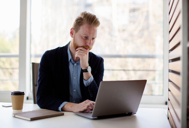 Persona che studia come preparare la propria "autotutela"