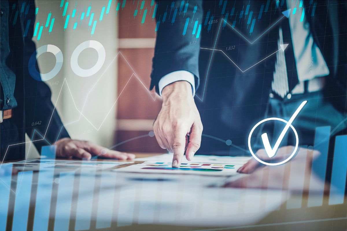 Analista che studia grafici e dati