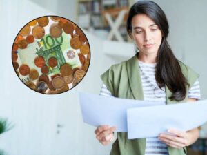 sfondo donna legge documenti e tondo con banconota 100 e monete euro