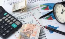 Calcolatrice, dati e banconote