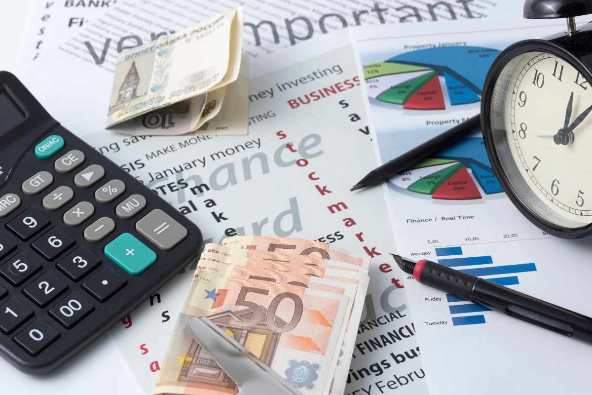 Calcolatrice, dati e banconote