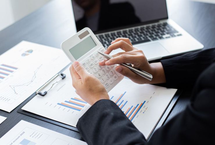 Persona che fa i calcoli dei suoi investimenti