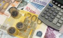 Banconote, monete e calcolatrice