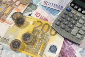 Banconote, monete e calcolatrice