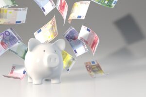 Salvadanaio e banconote che volano