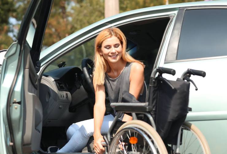 Disabile che sale su un' auto