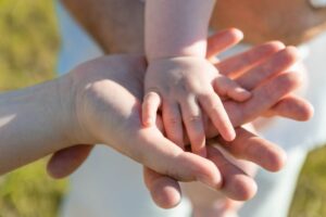 Mamma che tiene mano neonato
