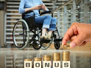 sfondo persona in carrozzina e mano con monete euro e scritta bonus