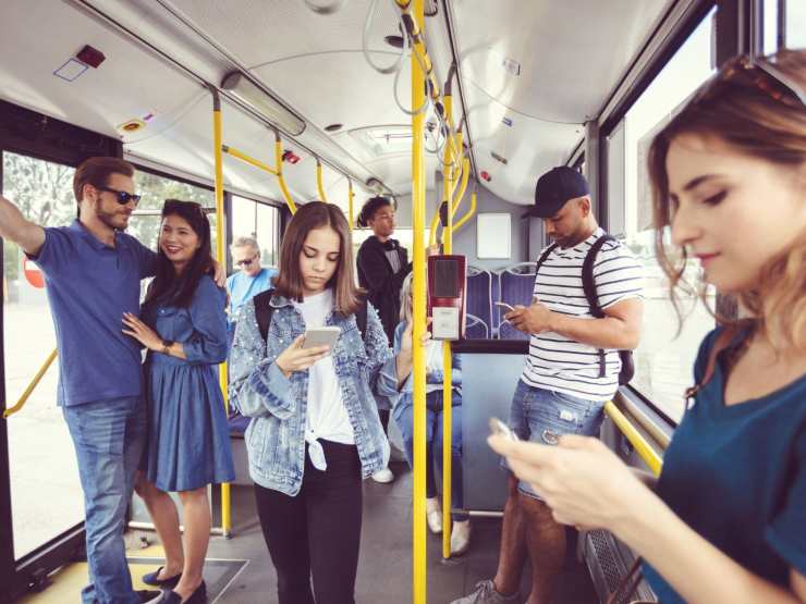 persone su autobus
