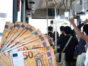 sfondo persone su autobus e banconote 50 euro in fila