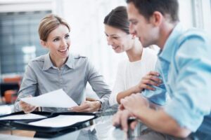 Persone felici che discutono sulla sentenza sulla prescrzione dei buoni postali