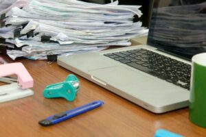 Compute,penna e faldone di buste paga