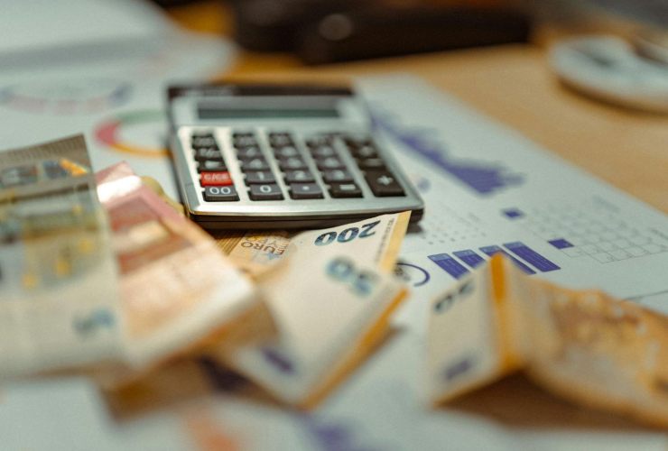 Banconote e calcolatrice