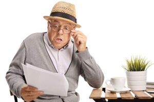 Pensione sbalordito mentre legge cedolino pensione