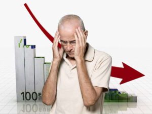 sfondo grafico in decrescita con banconota 100 euro e anziano triste