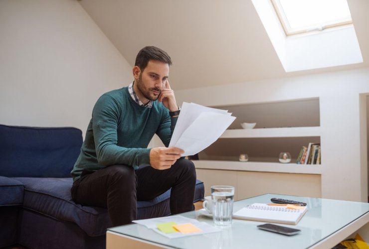 Persona che legge un documento