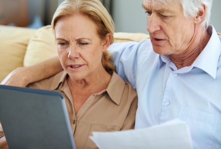 Coppia che si informa sulle novità che riguardano le pensioni