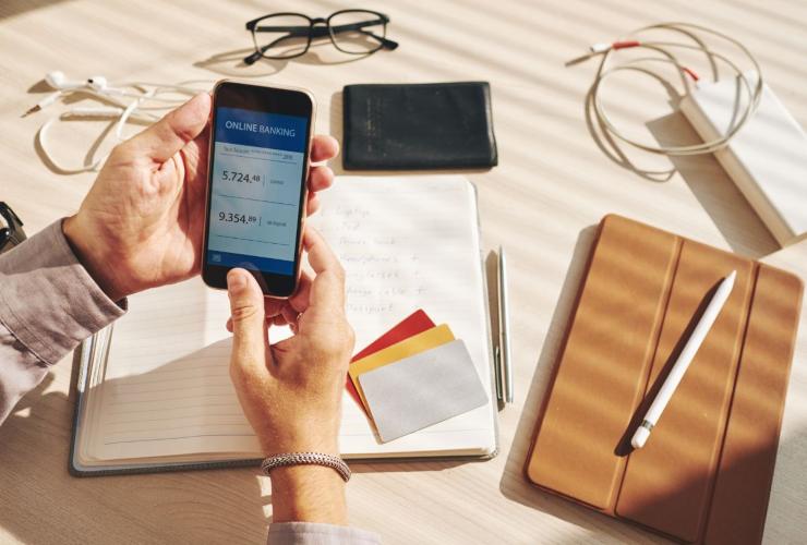 Persona che consulta l'home banking