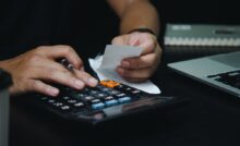 Persona che controlla e calcola i pagamenti fatti