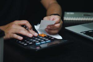 Persona che controlla e calcola i pagamenti fatti