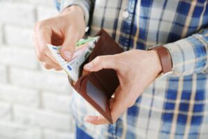 Persona che conta soldi nel portafoglio