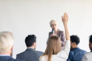 Persona che fa una domanda