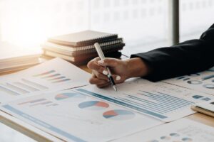 Persona che analizza dati e fa calcoli