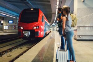 Persone in attesa del treno