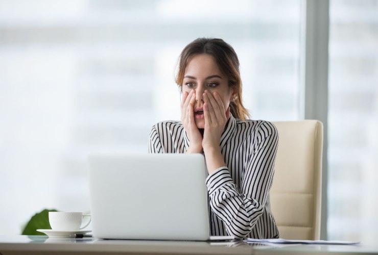 Persona disperata mentre legge una news al computer