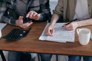 Persone che fanno i calcoli delle detrazioni