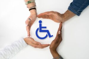 Pesrone che mantengono fra le mani segnale disabilità