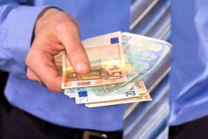 Persona che consegna dei soldi