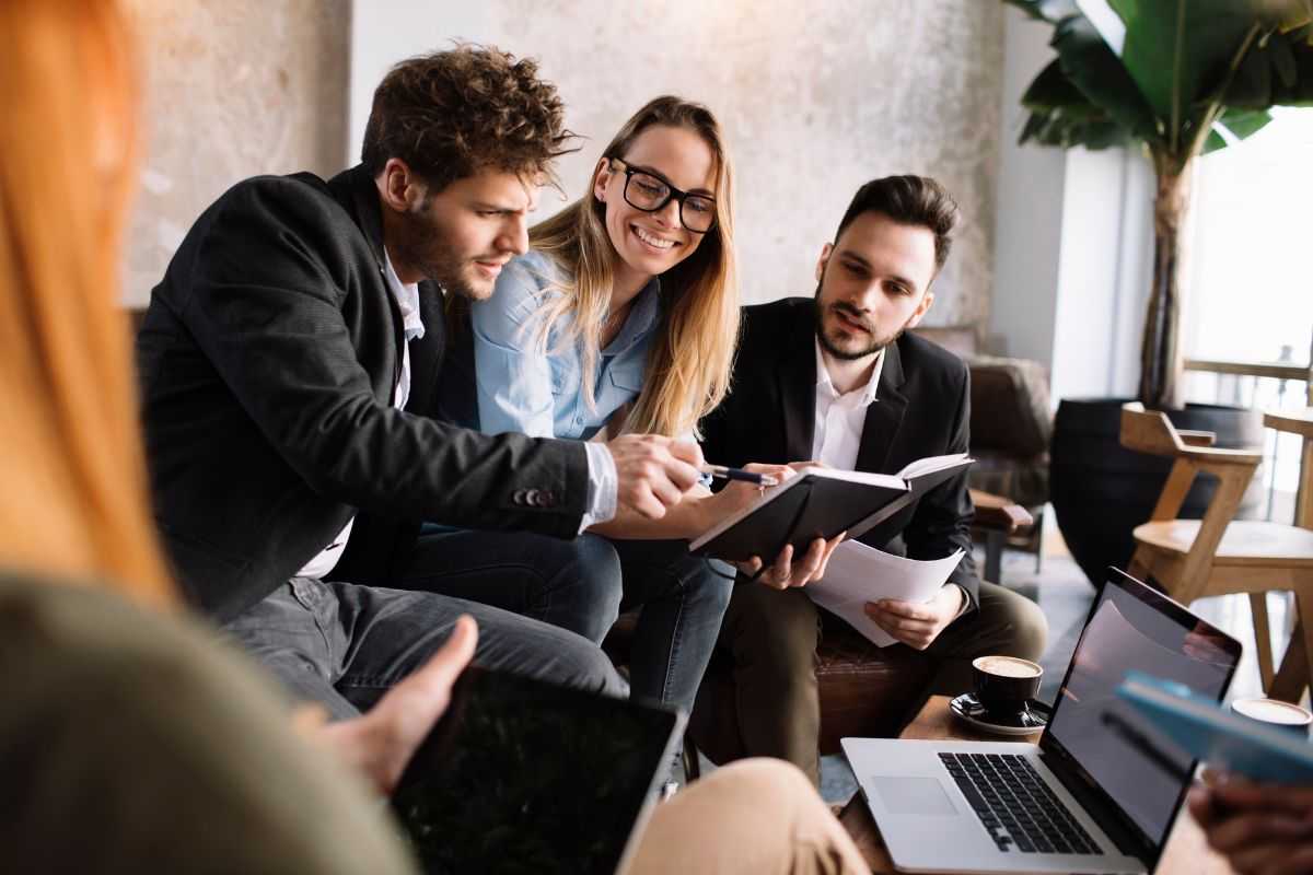 Persone che discutono dell'iniziativa del Fisco