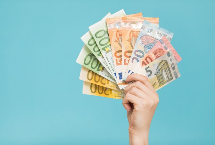 Persona che ha in mano delle banconote
