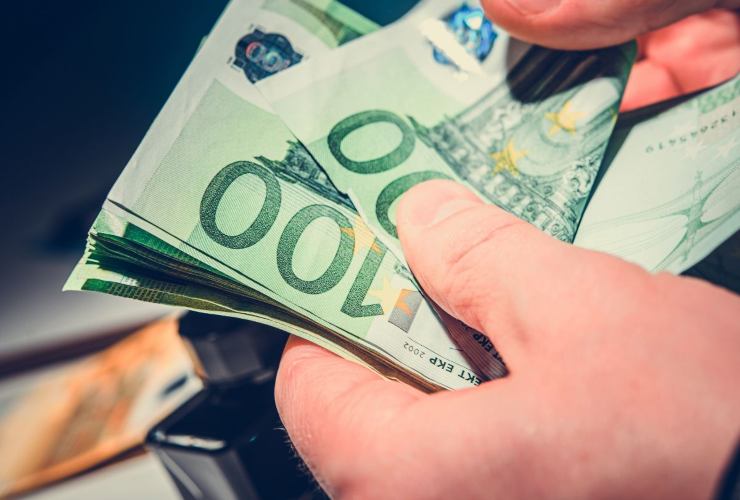 Persona che conta banconote da 100 euro