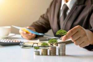 Persona che conta delle monete che crescono come piante